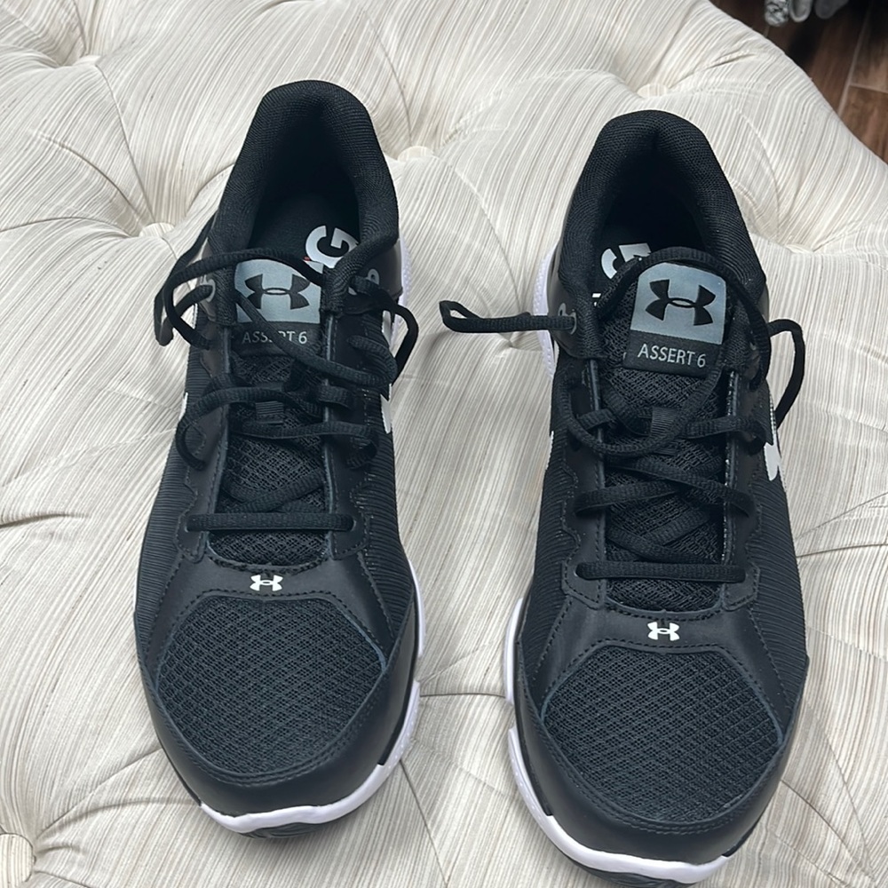 Men’s black and white UA tennis shoes brand new no tags came on the shoes